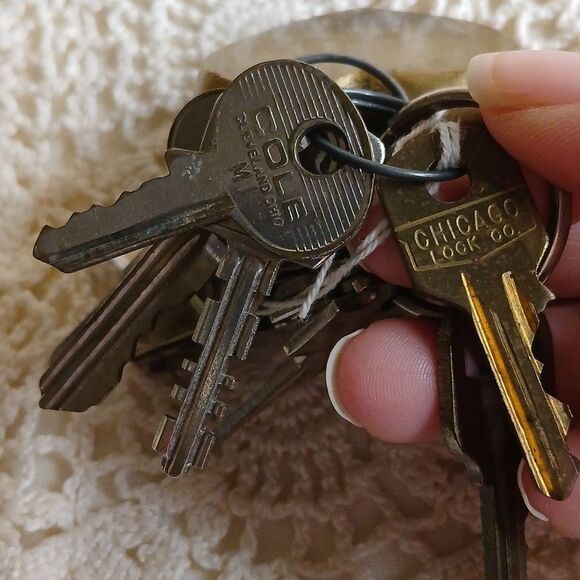 Vintage Brass Heart Shaped 2.5 inch Key‎ Chain with 13 Keys - Picture 12 of 15